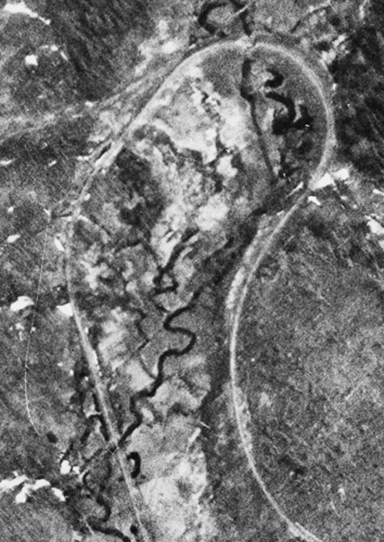 急カーブで峠を越える旧線跡。昭和23年5月7日、米軍撮影（角度補正）。