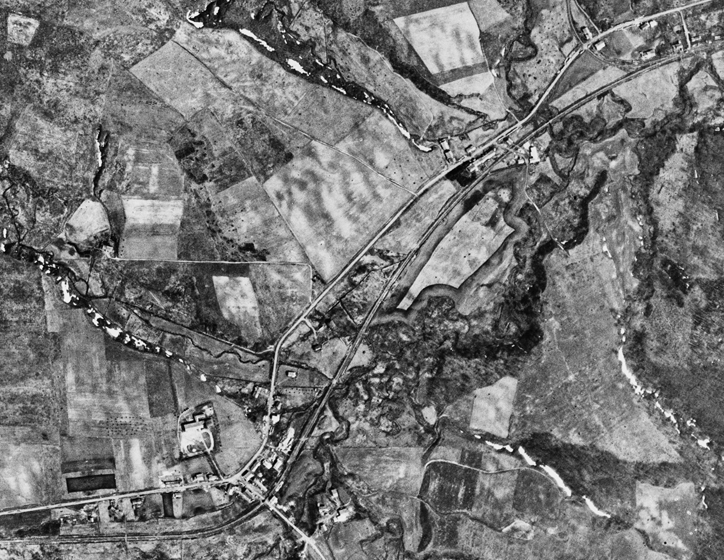 枝幸町歌登毛登別の空中写真。昭和23年5月7日、米軍撮影（角度補正）。