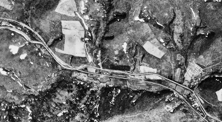 枝幸町歌登毛登別の空中写真。昭和23年5月7日、米軍撮影（角度補正）。