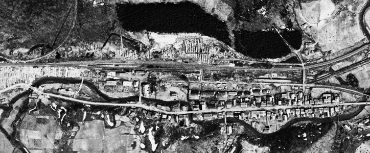 北見線（当時。のち天北線）小頓別駅上空の空中写真。昭和23年5月7日、米軍撮影（角度を補正し、25％に縮小）。