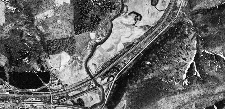 頓別川を渡る鉄橋跡と踏切跡（空中写真）。昭和23年5月7日、米軍撮影（角度補正）。