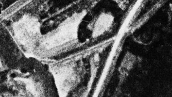 頓別川を渡る橋の跡と踏切跡を拡大（空中写真）。昭和23年5月7日、米軍撮影（角度補正）。