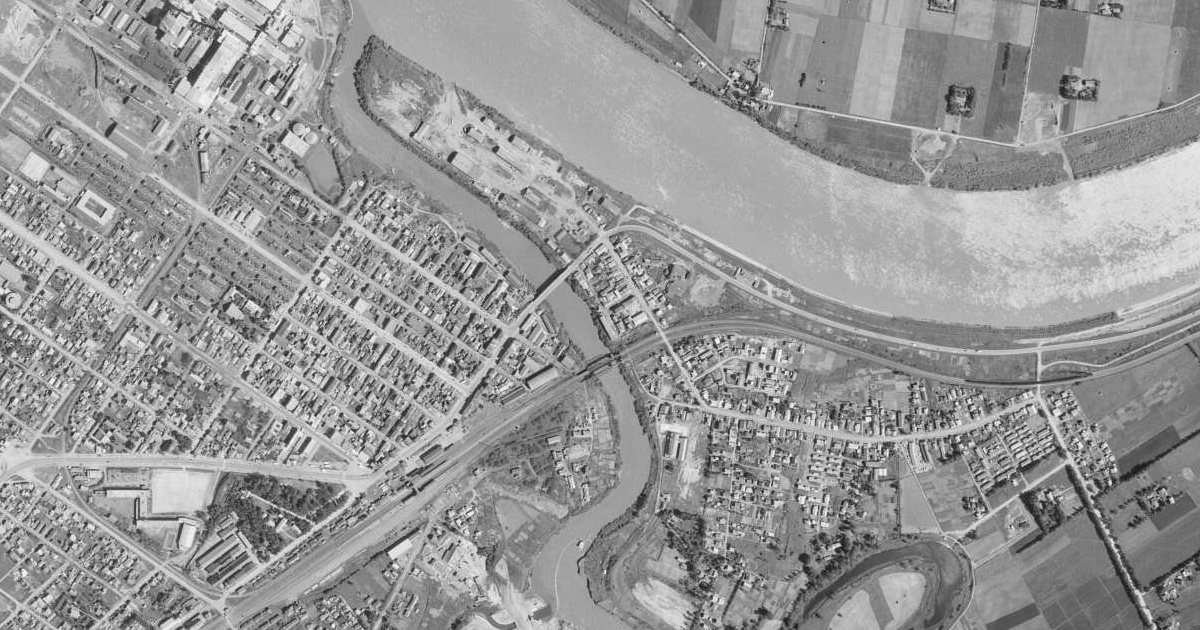 重兵衛渡しが健在だったころの江別市内。1966年7月23日撮影。「国土地理院・地図・空中写真閲覧サービス」より引用。